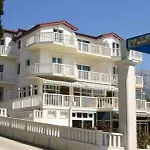 Riva With Swimming Pool Hotell
