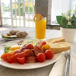 Riva With Swimming Pool Hotell