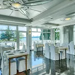 Riva With Swimming Pool Hotell