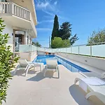 Riva With Swimming Pool Hotell
