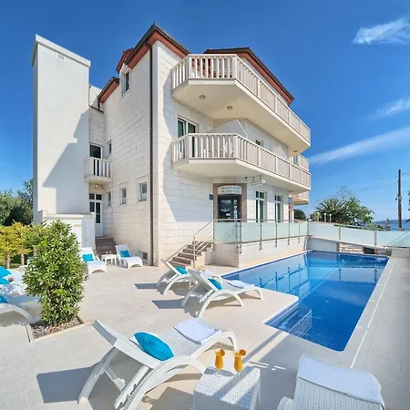 Riva With Swimming Pool Hotel Kaštela
