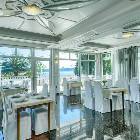 Riva With Swimming Pool Hotel