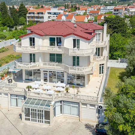 Hotel Riva With Swimming Pool