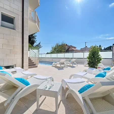 Riva With Swimming Pool Hotel Kastela