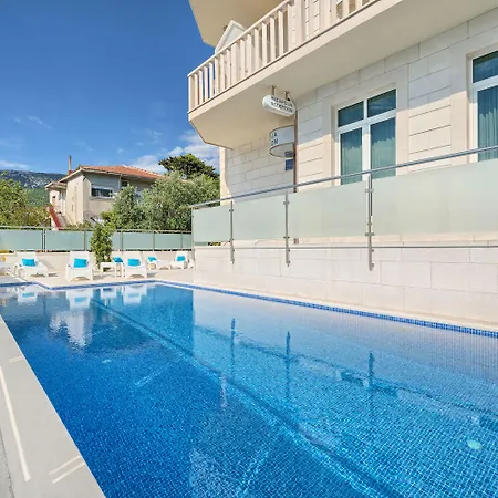 Riva With Swimming Pool Hotel Kaštela
