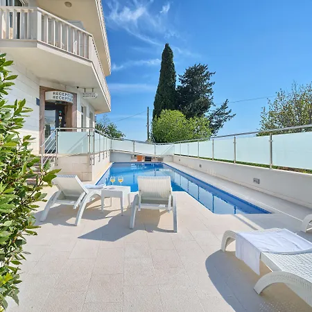 Riva With Swimming Pool Hotel